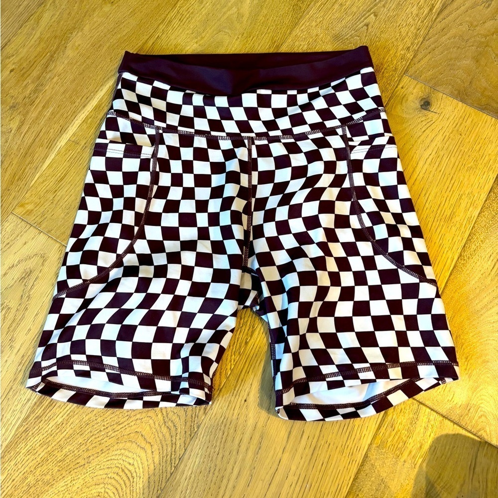 Wilo The Label size L biker shorts with pockets. Brown and cream checkered.